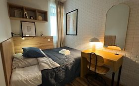A2 - Prince Room - Warsaw City Haven - Shared Bathrooms - Self Check-In